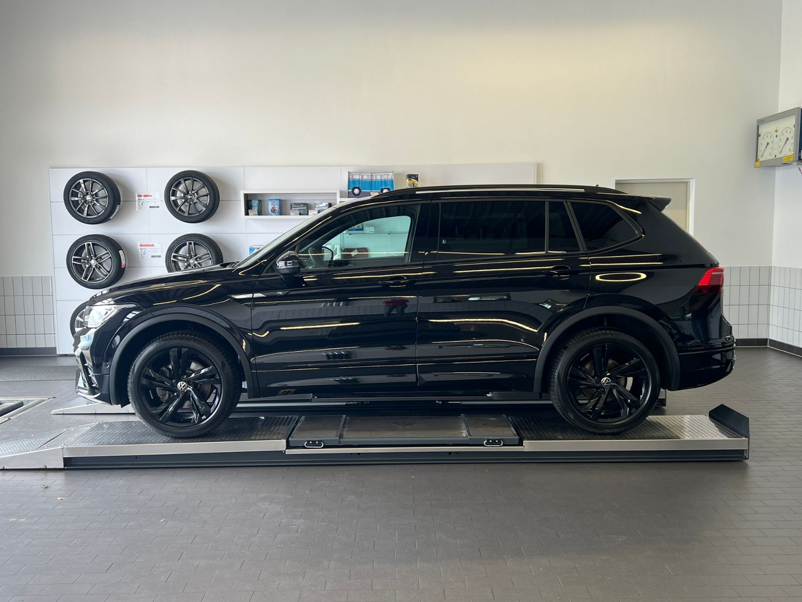 Fahrzeugabbildung Volkswagen Tiguan Allspace R-Line 2.0 TDI DSG 4Motion *AHK,