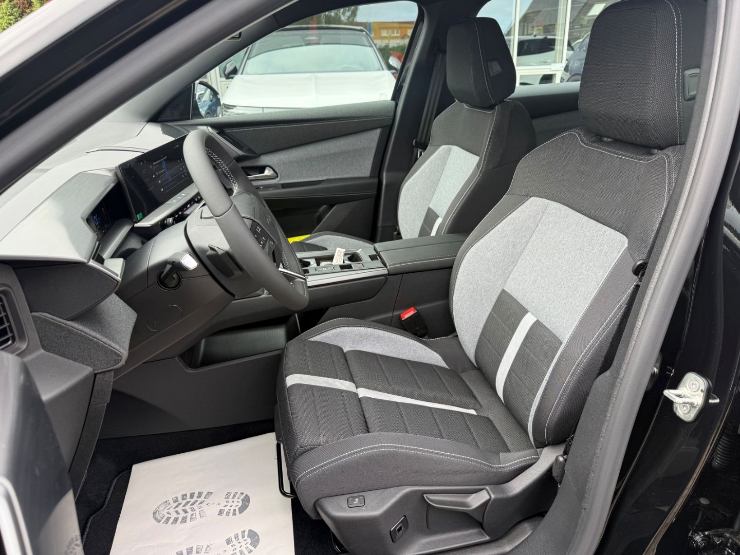 Fahrzeugabbildung Opel Grandland 1.6 Plug-in-Hybrid mit AHK+Allwetter