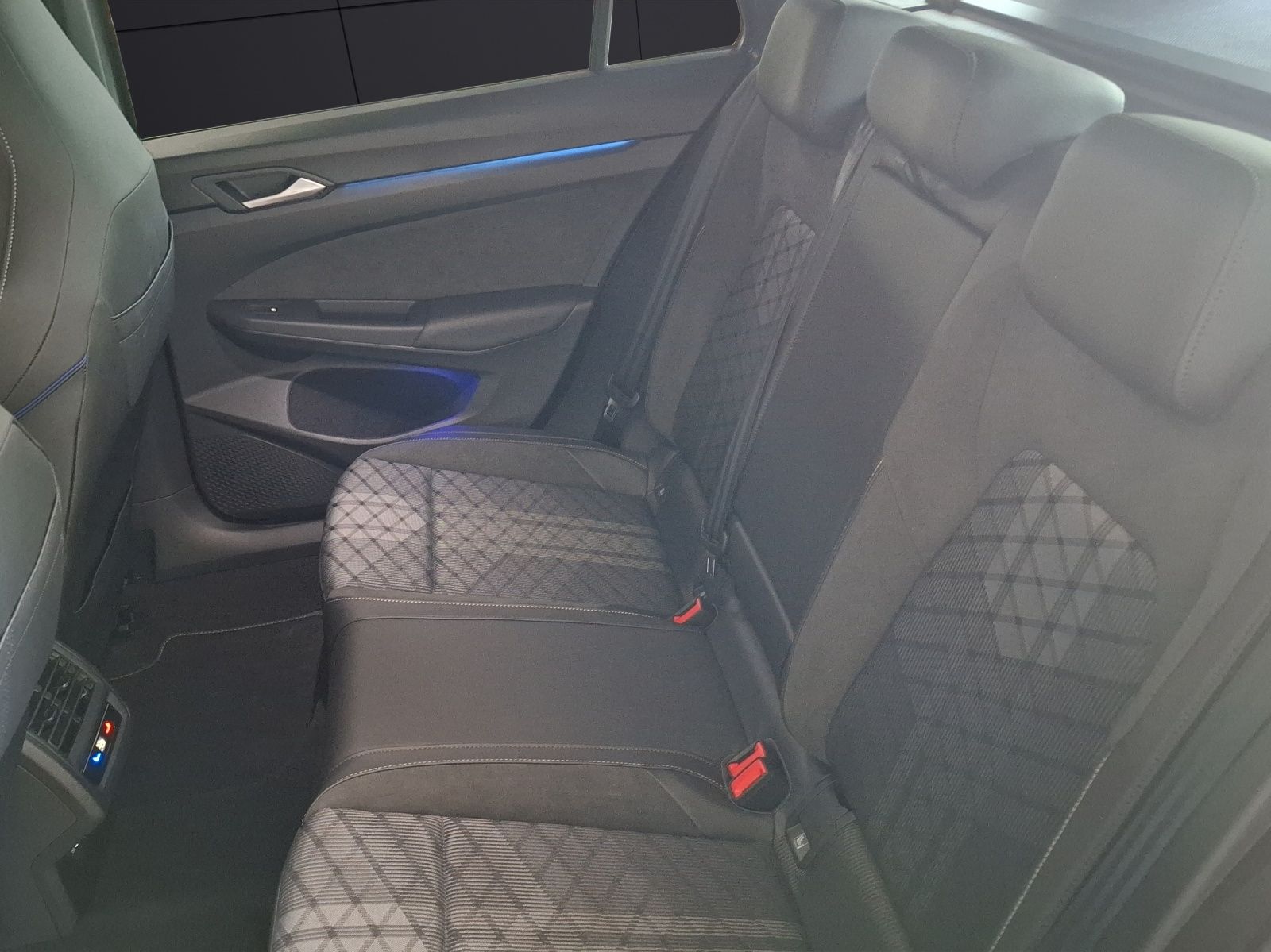 Fahrzeugabbildung Volkswagen Golf VIII Variant eTSI R-Line DSG LED Navi AID A