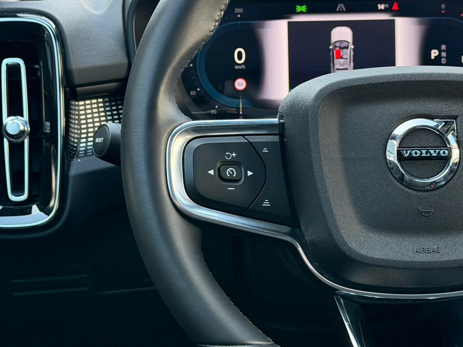 Fahrzeugabbildung Volvo XC40 B4 AWD Ultimate Dark*PANO*STDHZG*360°*ACC
