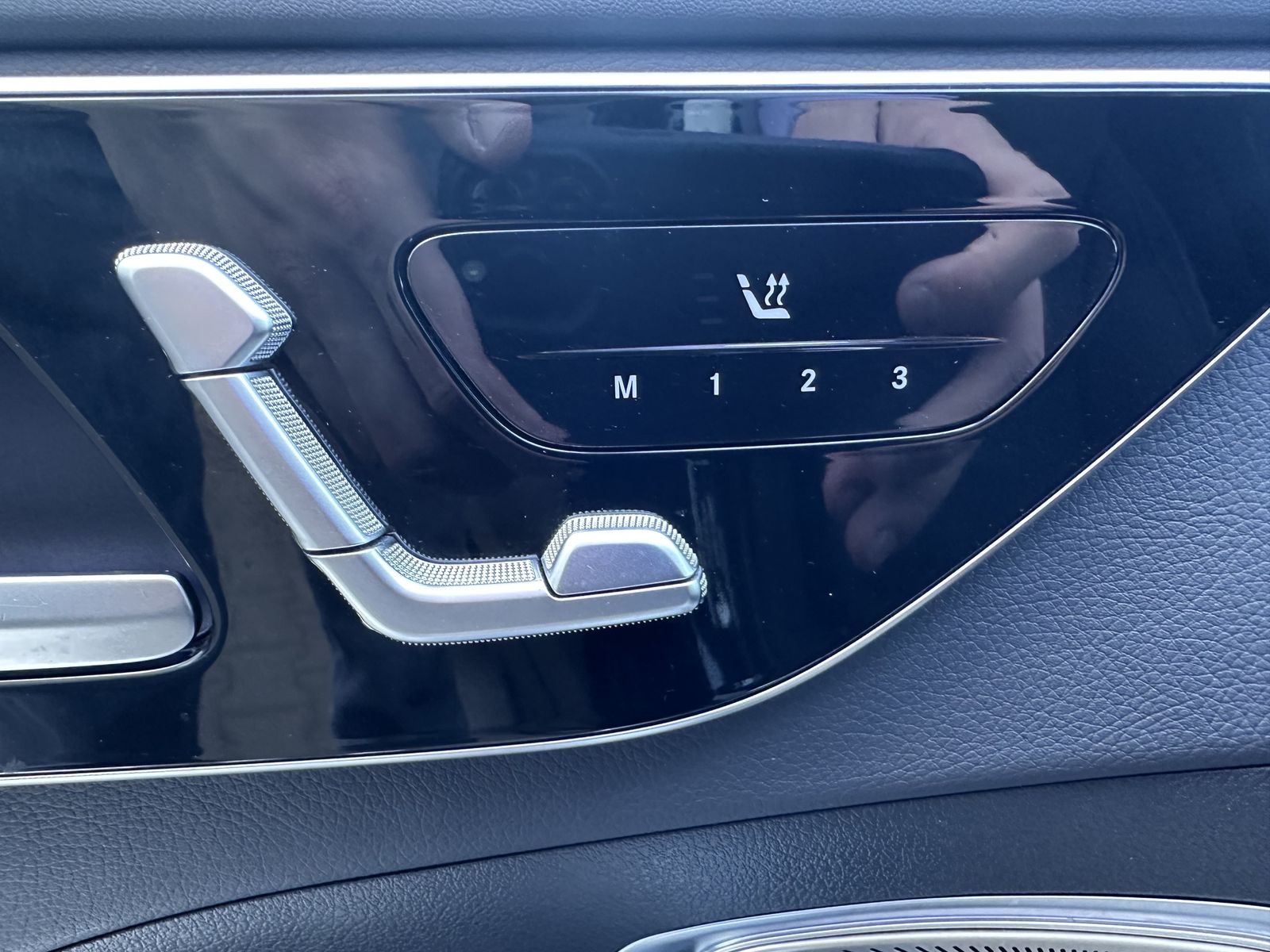 Fahrzeugabbildung Mercedes-Benz C 220d T Edition AMG Line NAV+LED+PANO+BURMESTER