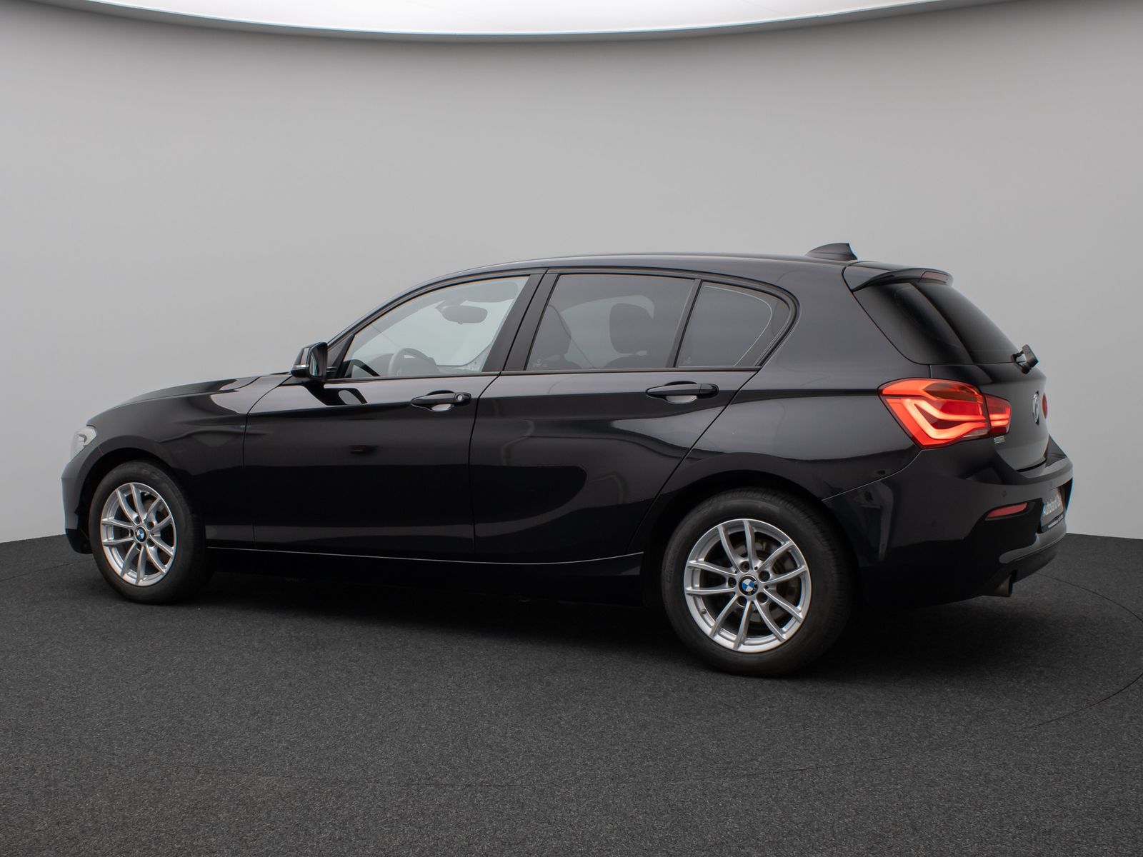 Fahrzeugabbildung BMW 118i Parkassist Sitzheizg USB Regensensor 8fach
