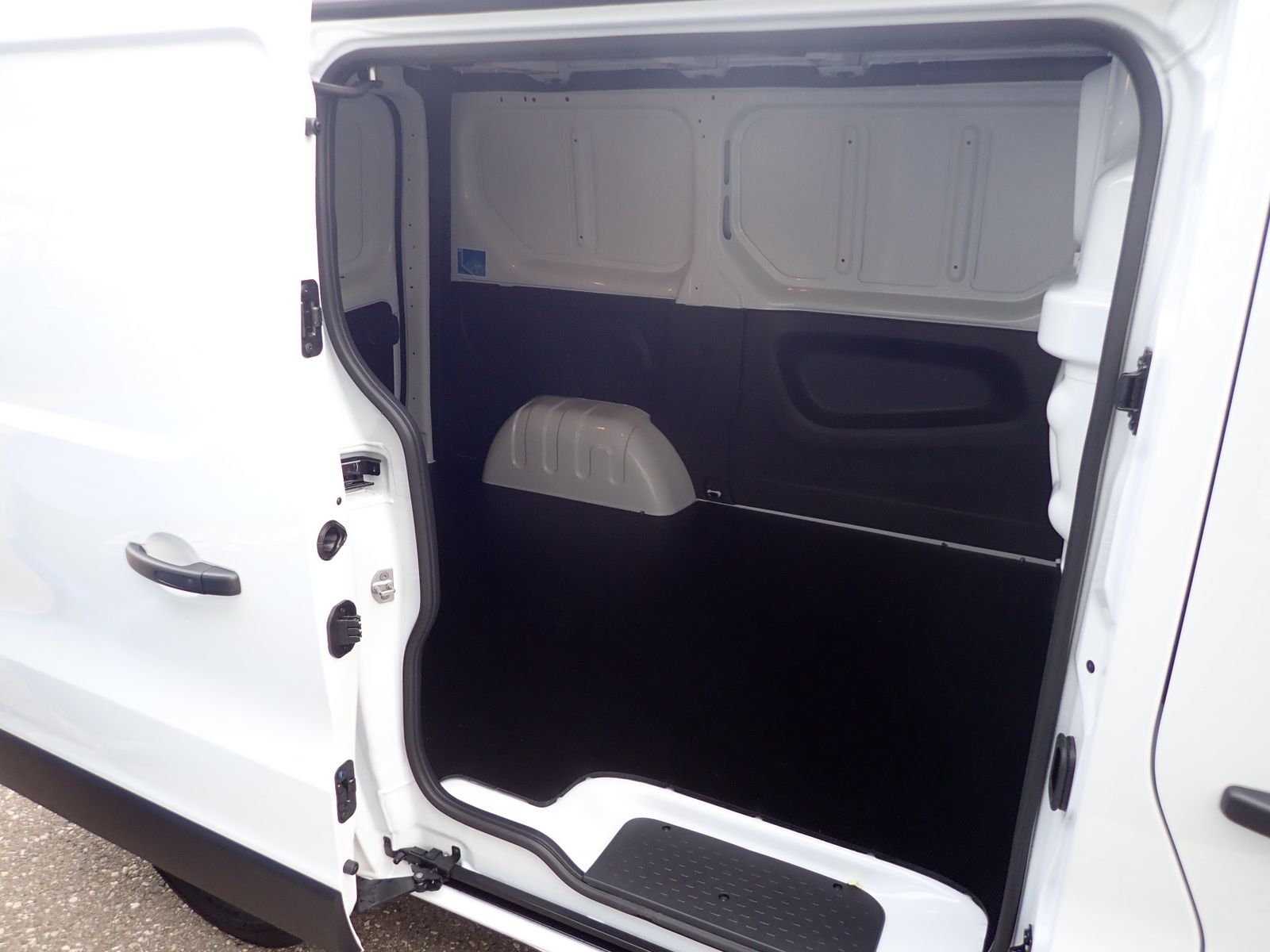 Fahrzeugabbildung Renault Trafic 3,0t BLUE dCi 130 L1H1 KOMFORT/BOTT-PAKET