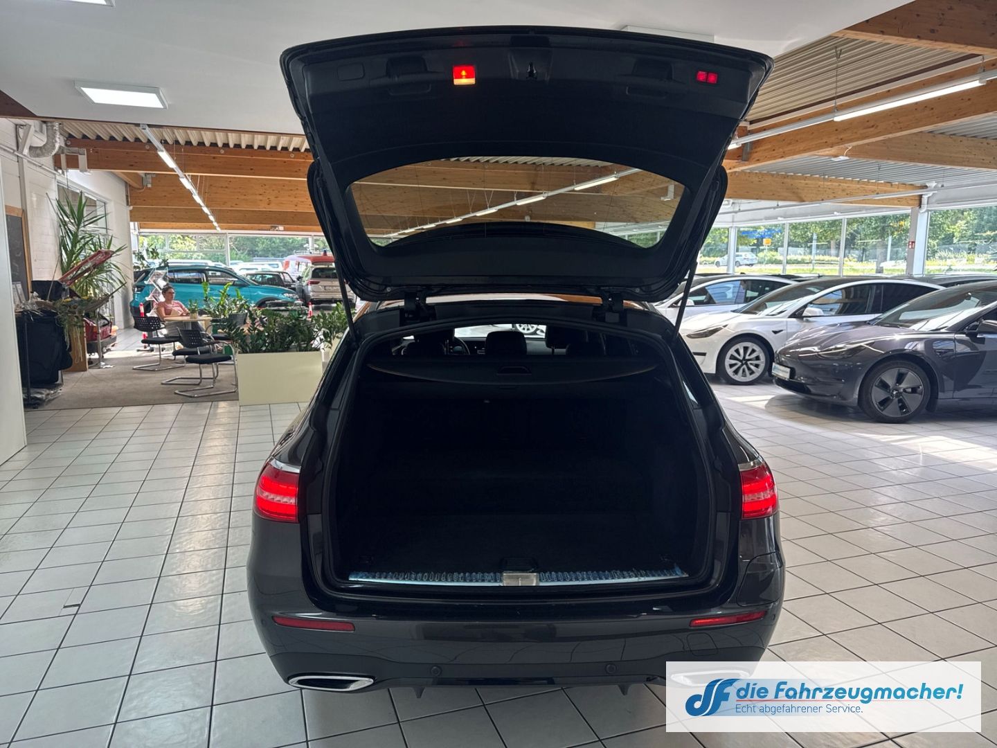Fahrzeugabbildung Mercedes-Benz E 300 -Klasse EU6d  Sportpaket Niveau Digitales