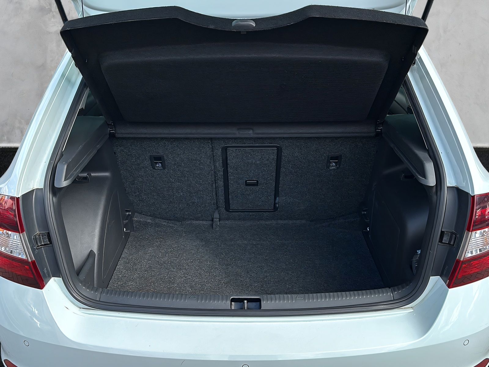 Fahrzeugabbildung SKODA Rapid 1.2i Edition NAVI PANORAMA XENON DAB PDC