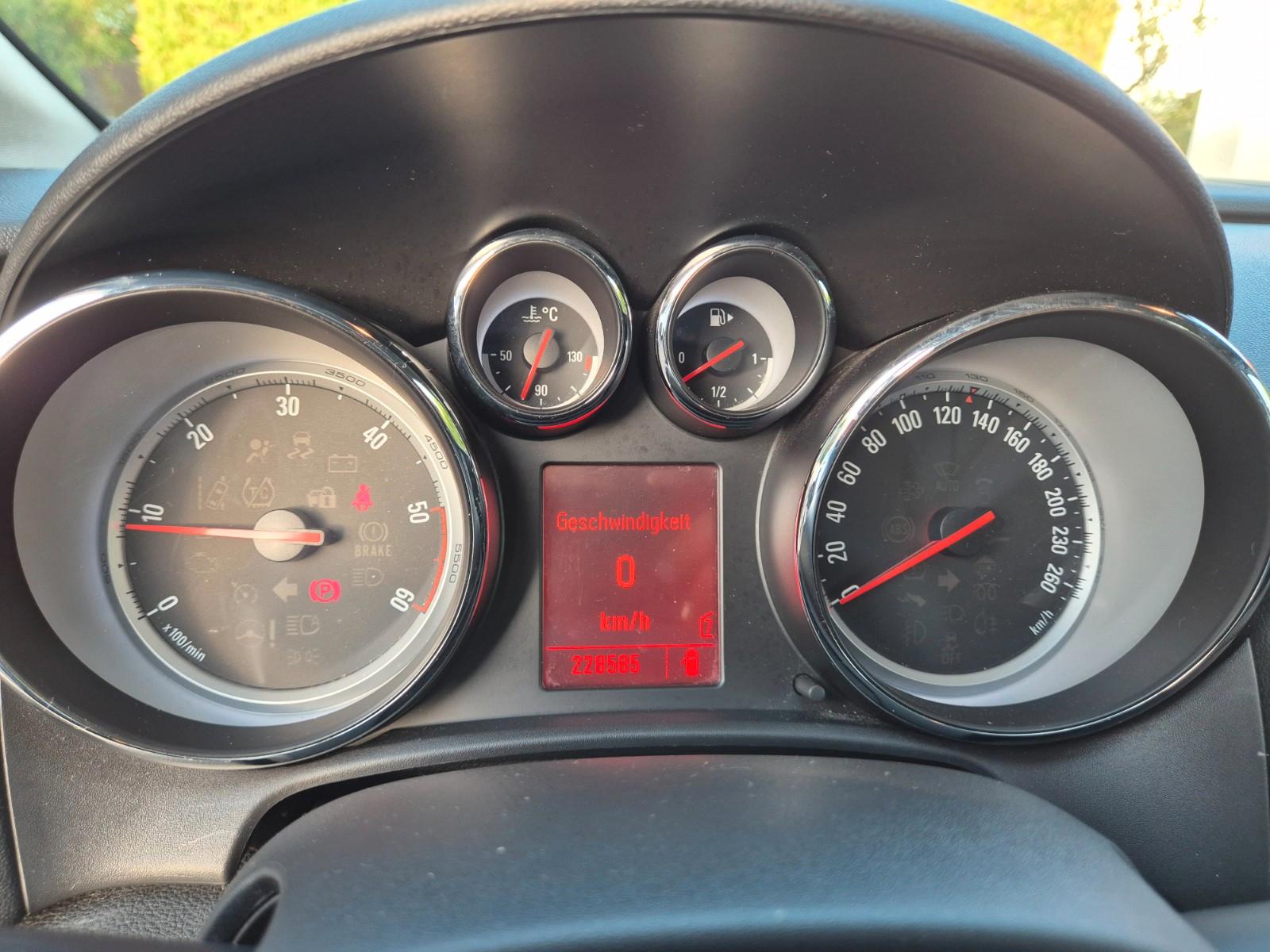 Opel Astra 2011 — photo 12