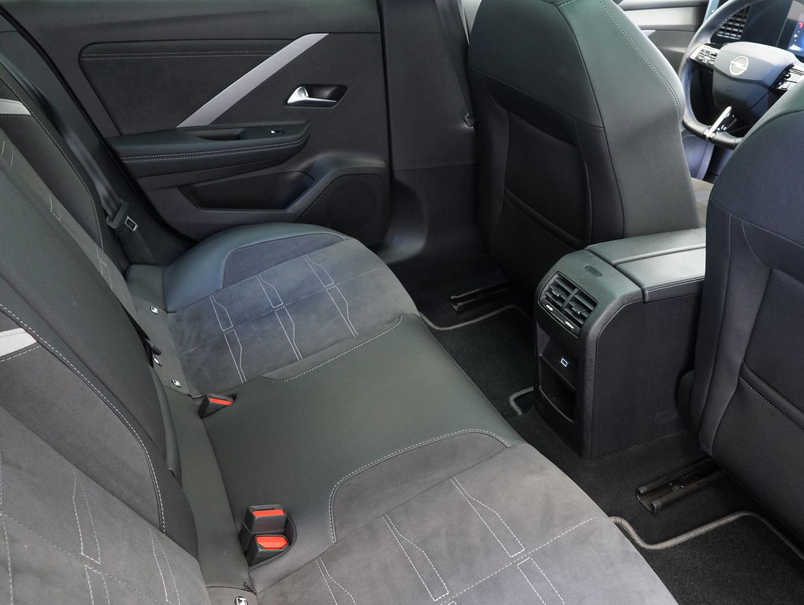 Fahrzeugabbildung Opel Astra L 1.5 Diesel Sports Tourer GS Line PANO