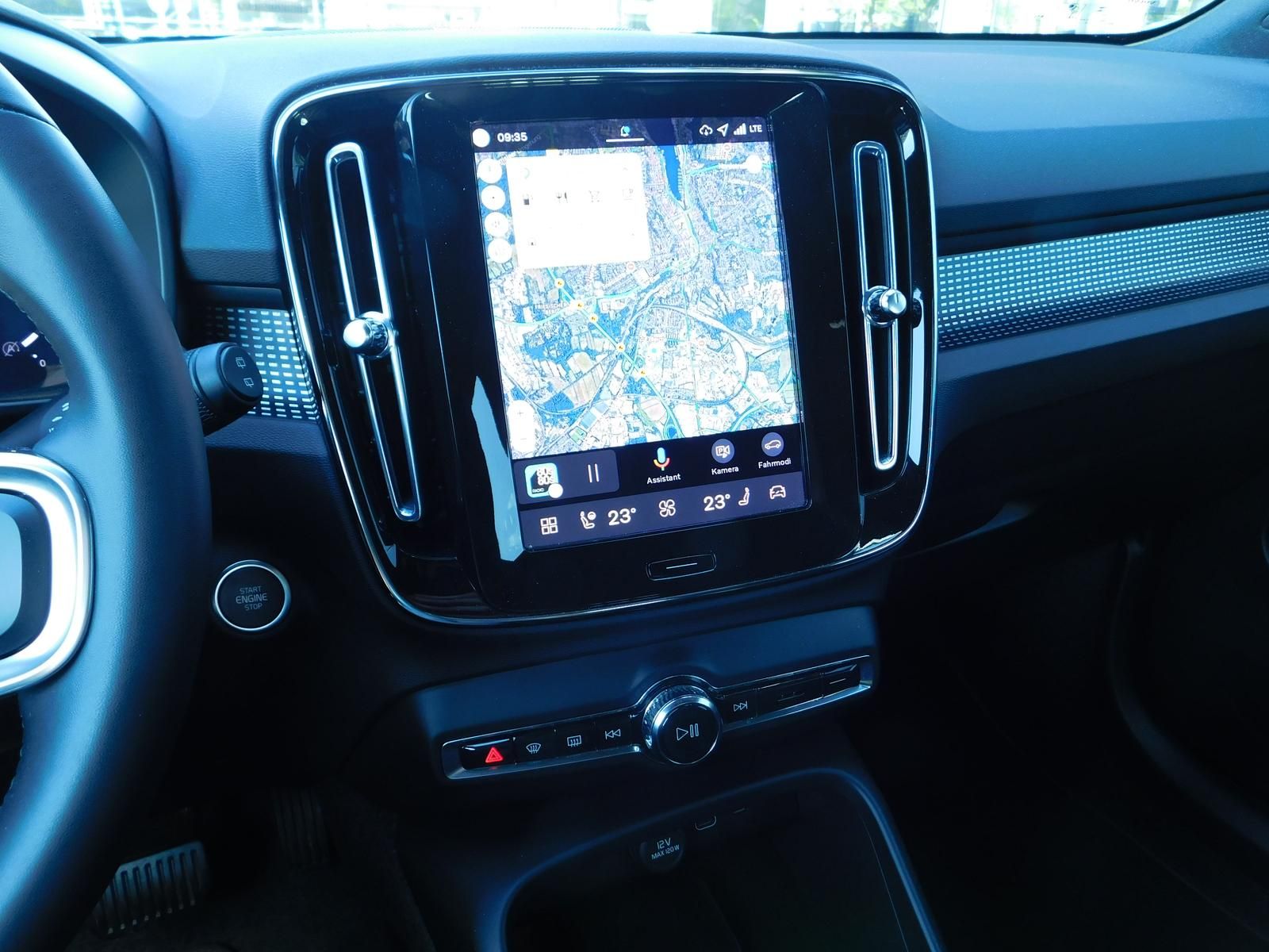 Fahrzeugabbildung Volvo XC40 B3 Plus Black-Editon