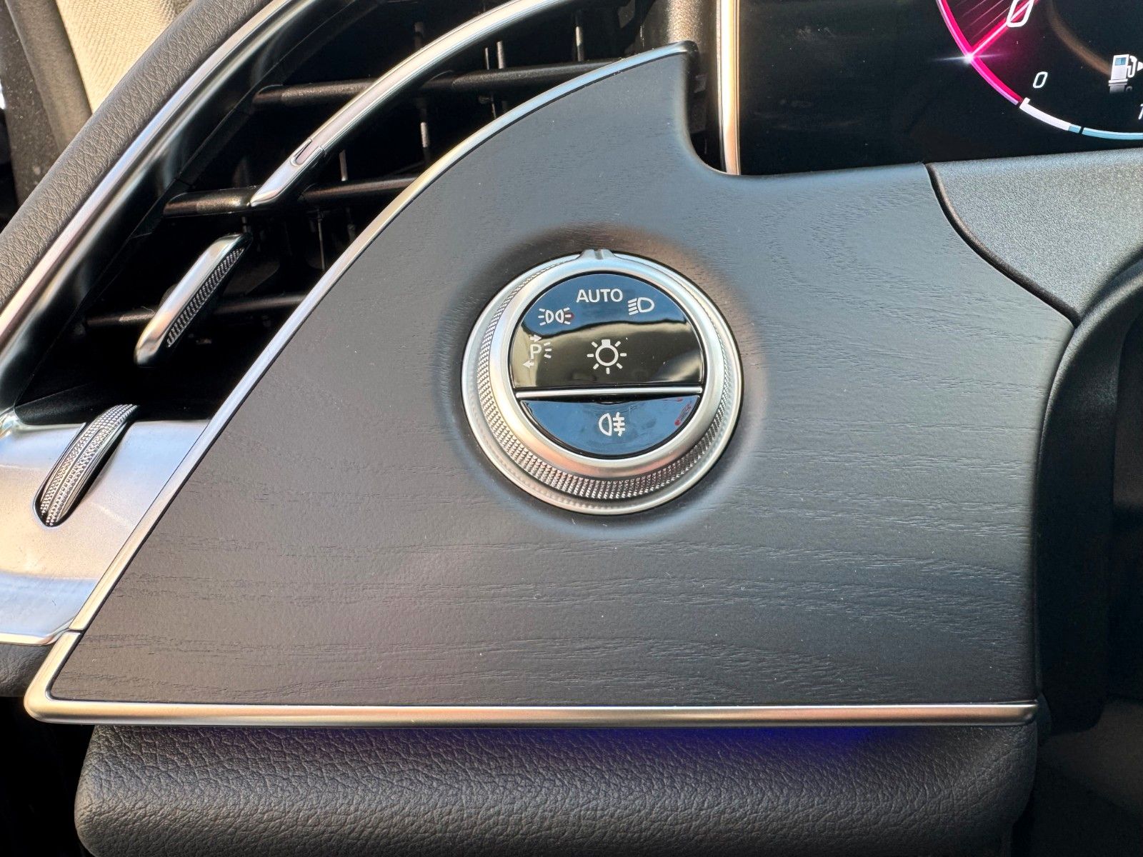 Fahrzeugabbildung Mercedes-Benz E 220d T Avantgarde+Pano+DistrPro+AHK+RFK+MBUX