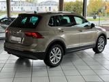 Volkswagen Tiguan Highline BMT 4Motion KAMERA/PANO/ACC/LED - mit Benzin-Antrieb: Beige, Geländewagen, mit Klimaanlage