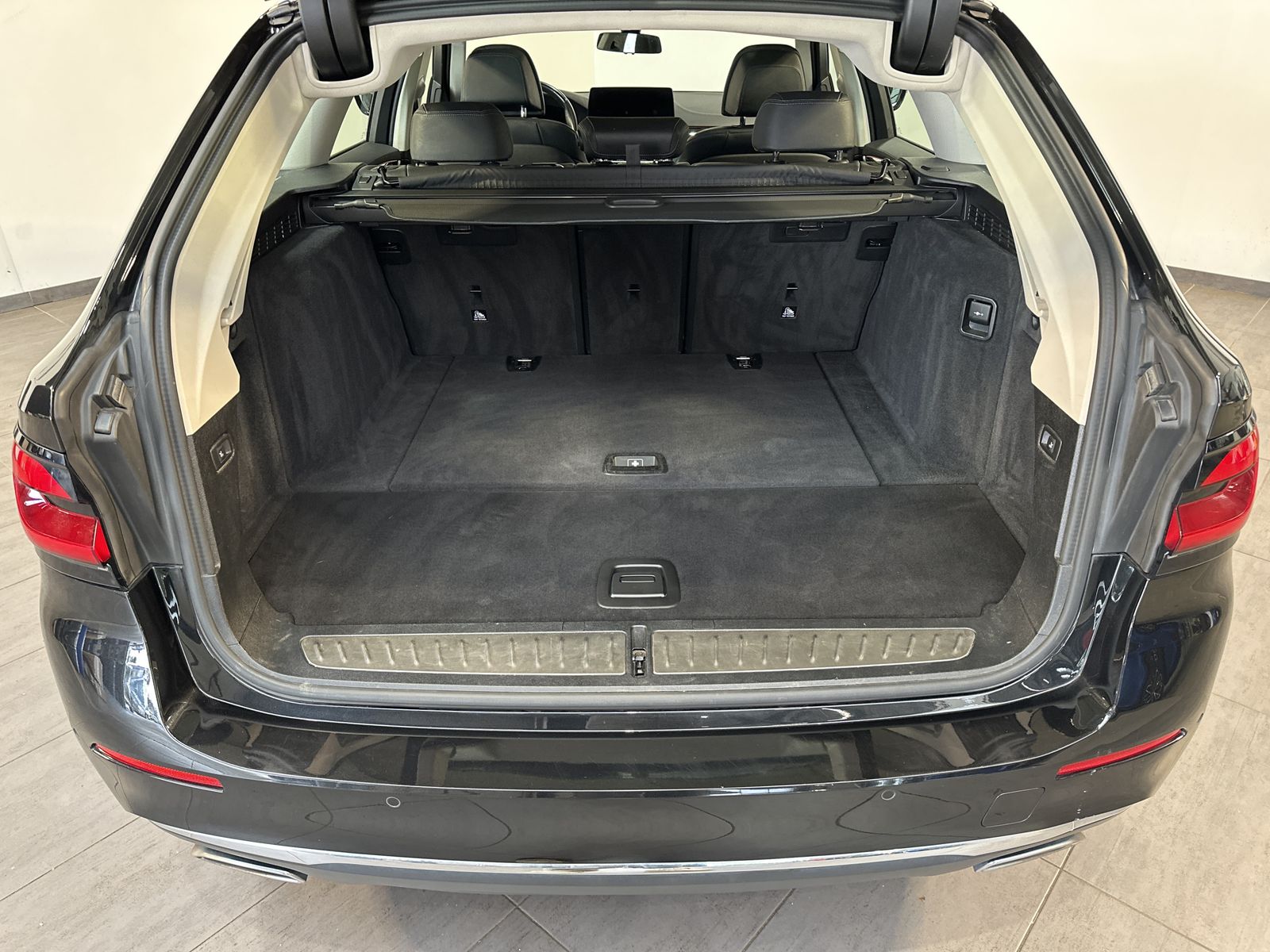 Fahrzeugabbildung BMW 520d Touring Luxury-Line NAV+LASER+PANO+HUD+360°