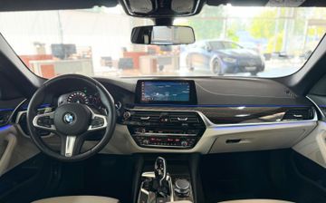 Fahrzeugabbildung BMW 530d Tour Sport Line HI-FI Pano M Sportfahrwerk