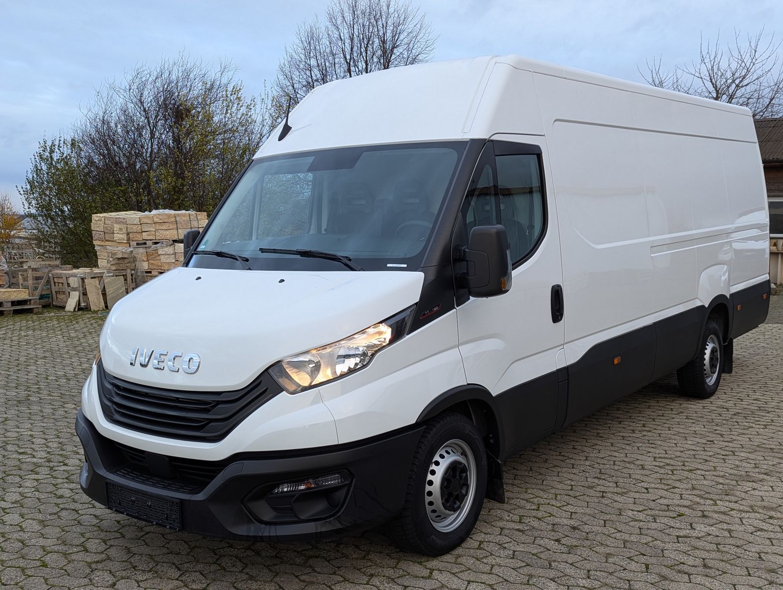 Fahrzeugabbildung Iveco Daily 35S18V4100L 3.0L Dach/Holzboden Kamera Kli