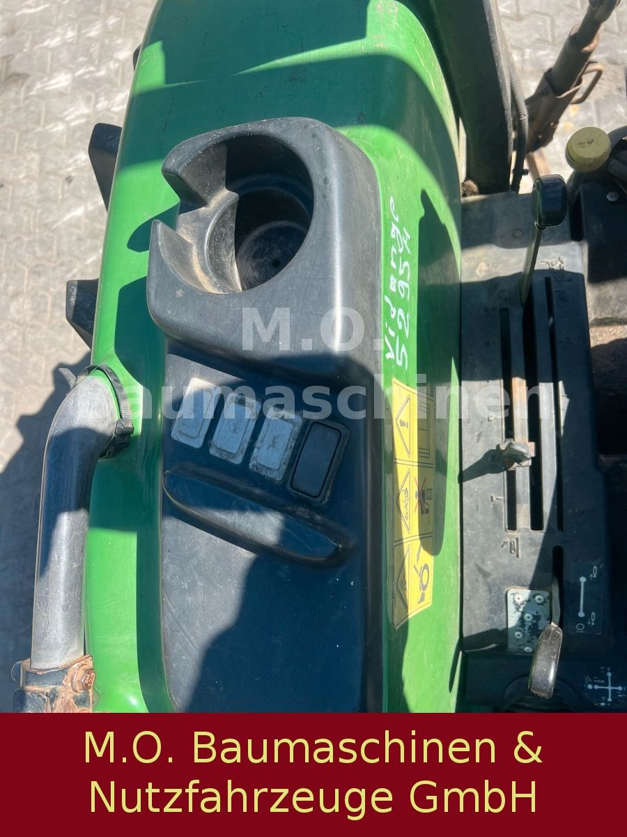 Fahrzeugabbildung John Deere 4520 / Schlepper /