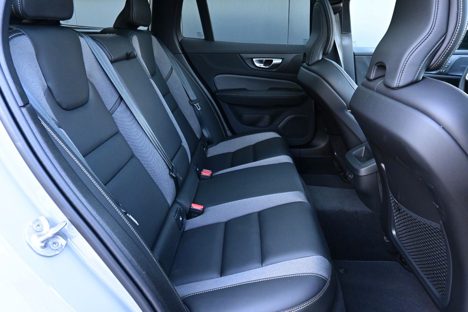 Fahrzeugabbildung Volvo V60 B4 D Auto Plus Dark*RFK*STDHZG*PANO*ACC