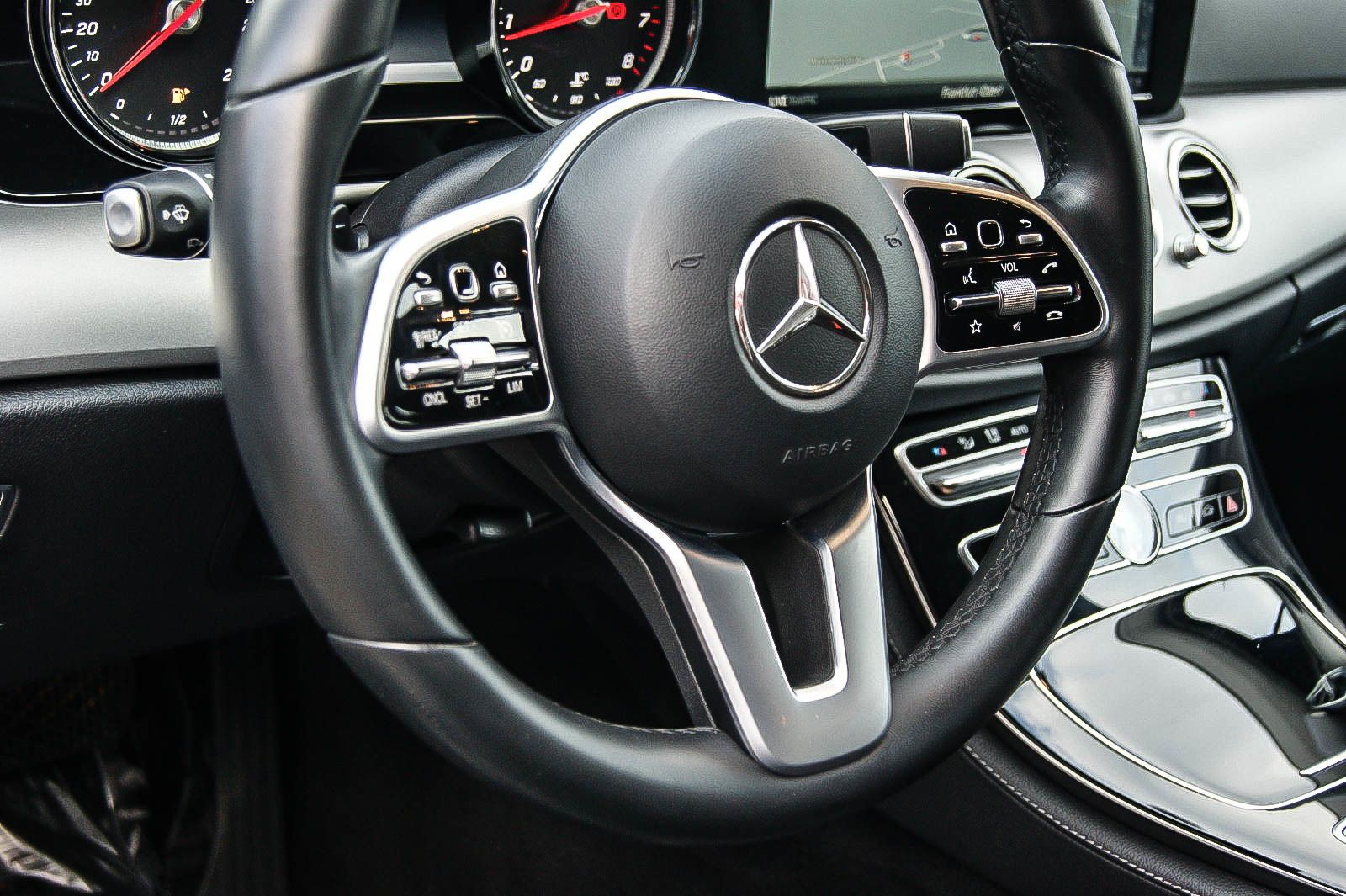 Fahrzeugabbildung Mercedes-Benz E 200 T-Modell 7-SITZER STANDHEIZUNG MULTI-BEAM