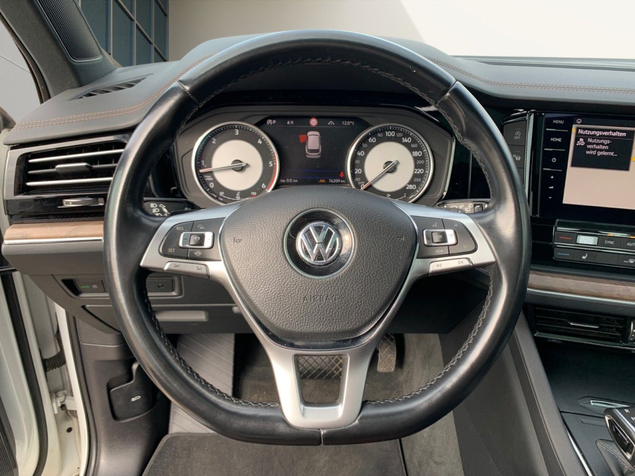 Fahrzeugabbildung Volkswagen Touareg 3.0 V6 TDI+NAVI+HEAD-UP+AHK+PANO+IQ-LIGH