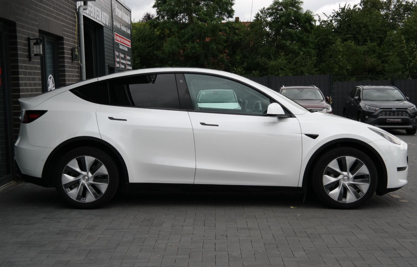 Tesla Model Y Long Range Dual AWD Top Zustand 1 Hand foto 4