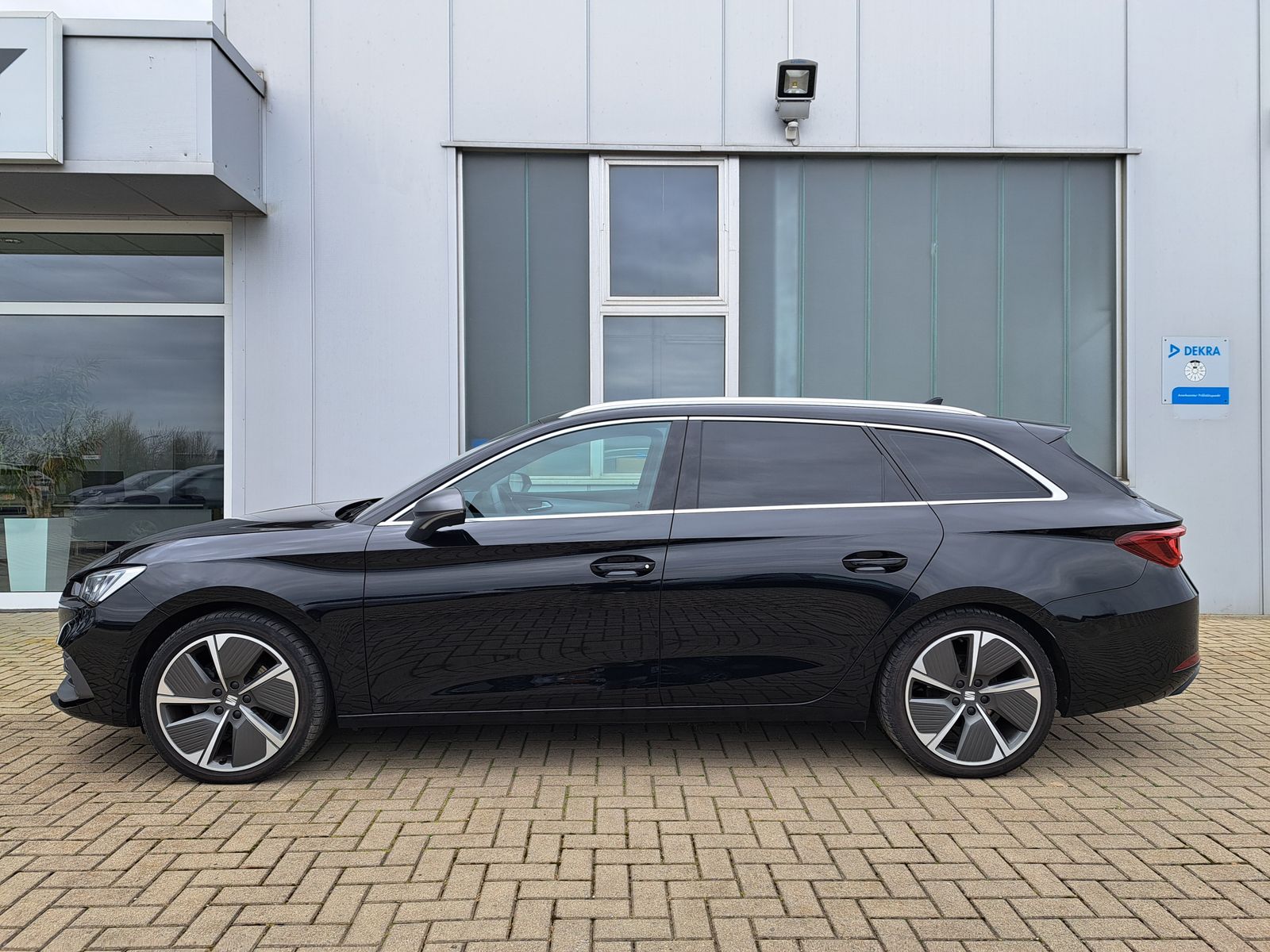 Fahrzeugabbildung SEAT Leon 1.5 eTSI FR DSG AHK LED KAMERA PARK-ASSIST