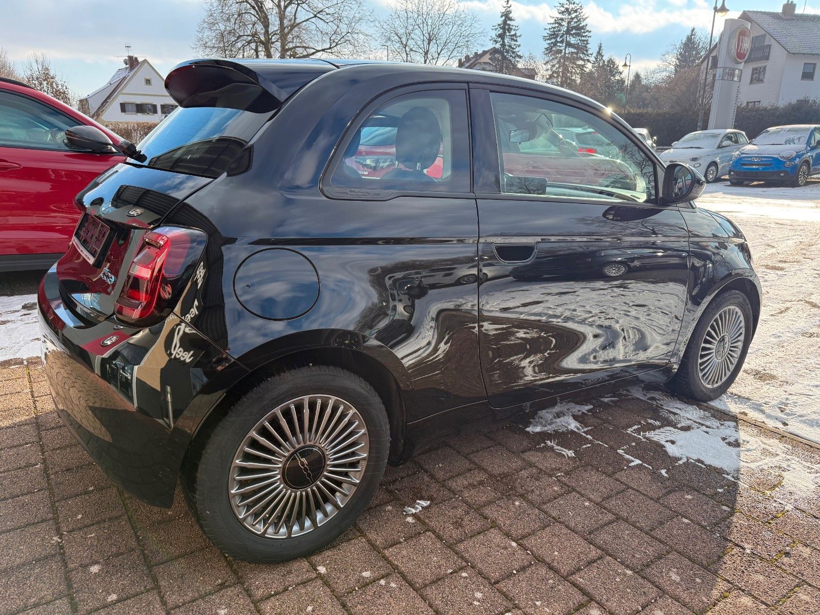 Fahrzeugabbildung Fiat 500e Apple CarPlay /Android Auto Touch Klima USB