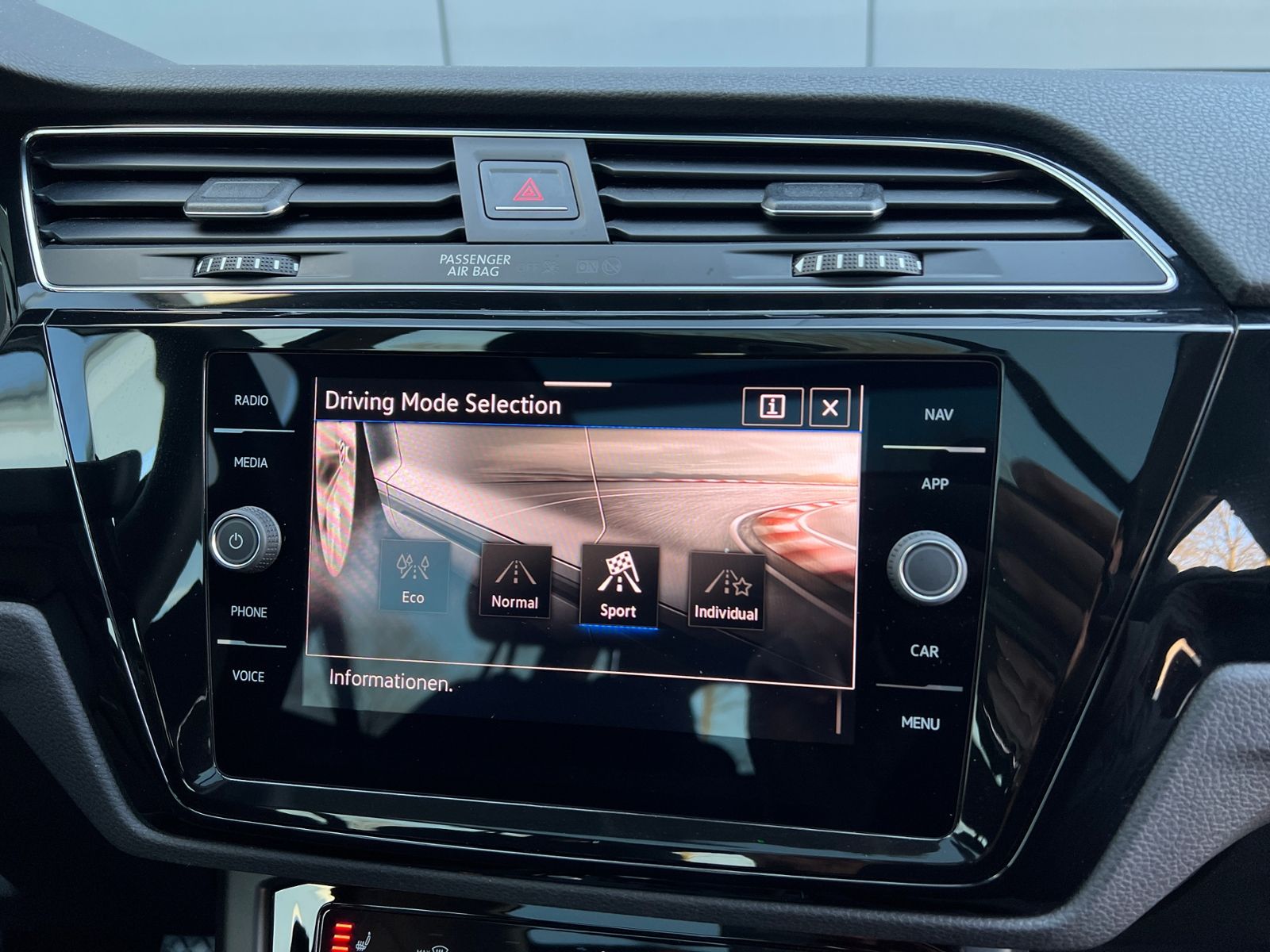 Fahrzeugabbildung Volkswagen Touran Highline 2.0 TDI DSG *AHK, 7 Sitze, LED,