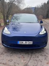 Tesla Model Y mit Anhängerkupplung - blaue Tesla Model Y