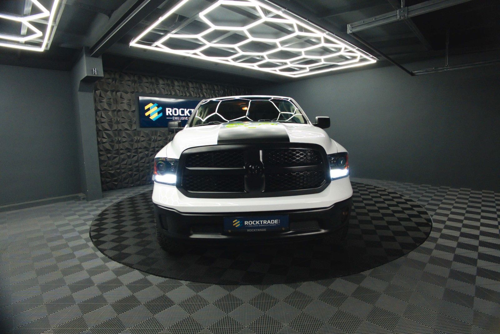 Fahrzeugabbildung Dodge RAM 5.7 V8 HEMI 4x4 OFFROAD Night-Paket LONGBED