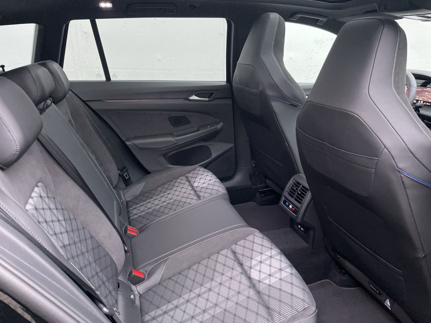 Golf Variant VIII R-Line 1.5 eTSI DSG AHK/Pano/H