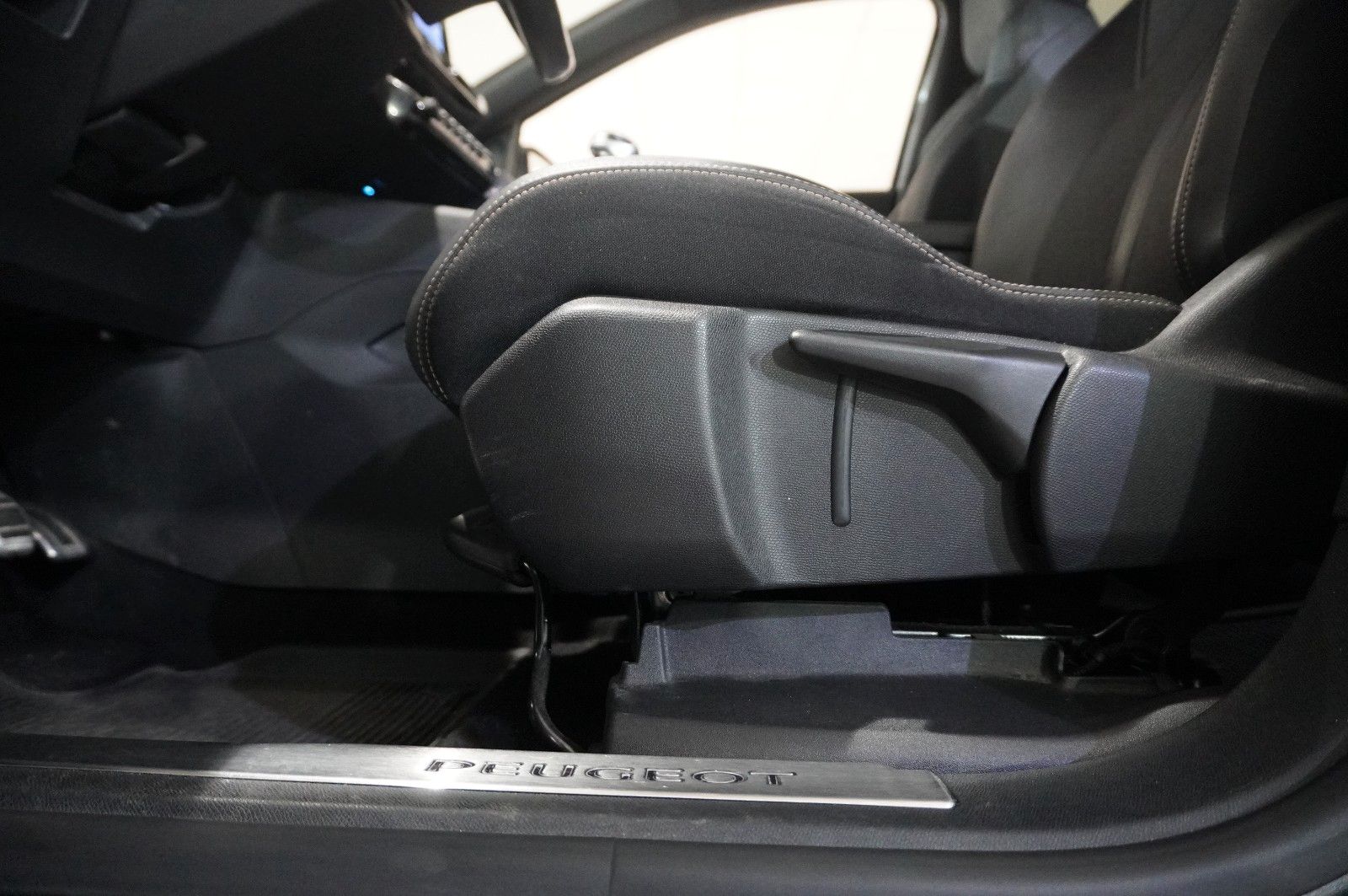 Fahrzeugabbildung Peugeot 5008 1.2T ALLURE GT-LINE 7-SITZ NAVI/LED/KAMERA