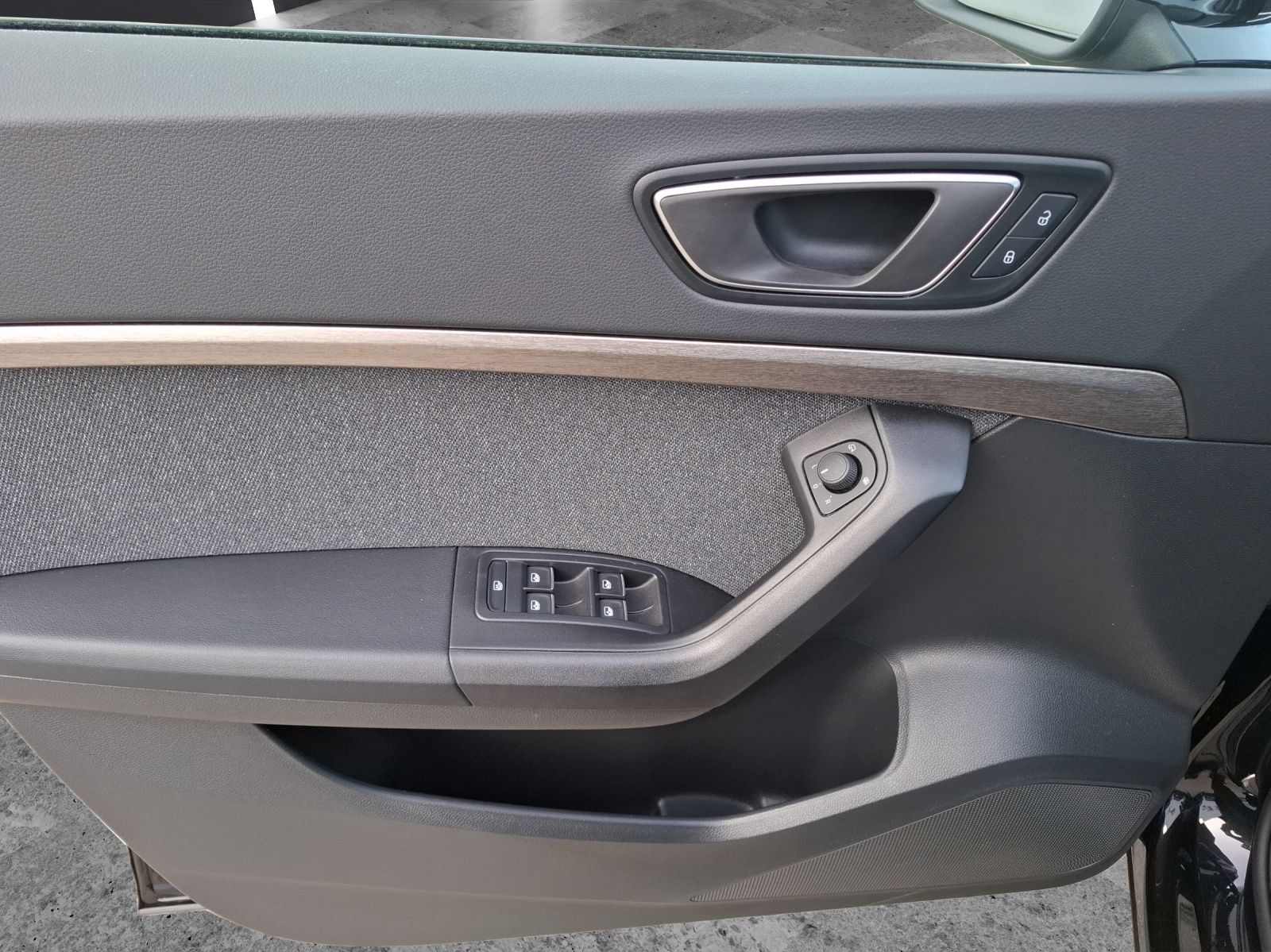 Fahrzeugabbildung SEAT Ateca TSI Xperience DSG LED Navi AID GRA RFK SH