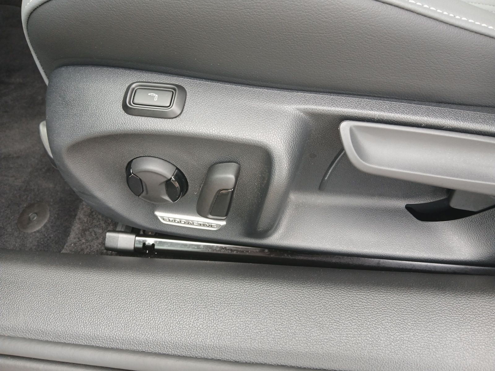 Fahrzeugabbildung Volkswagen Passat eHybrid Business DSG LED Navi AID ACC RFK