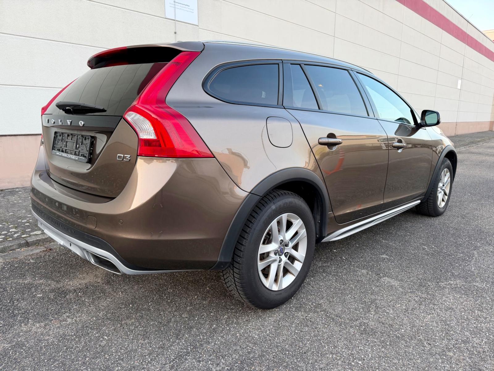 Volvo V60 D3 Cross Country Aut. NAVI+XENON+SHZ+AHK+ZR