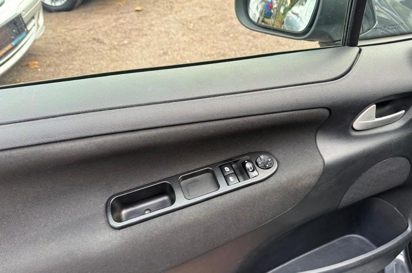 Peugeot 207 2011 — photo 10