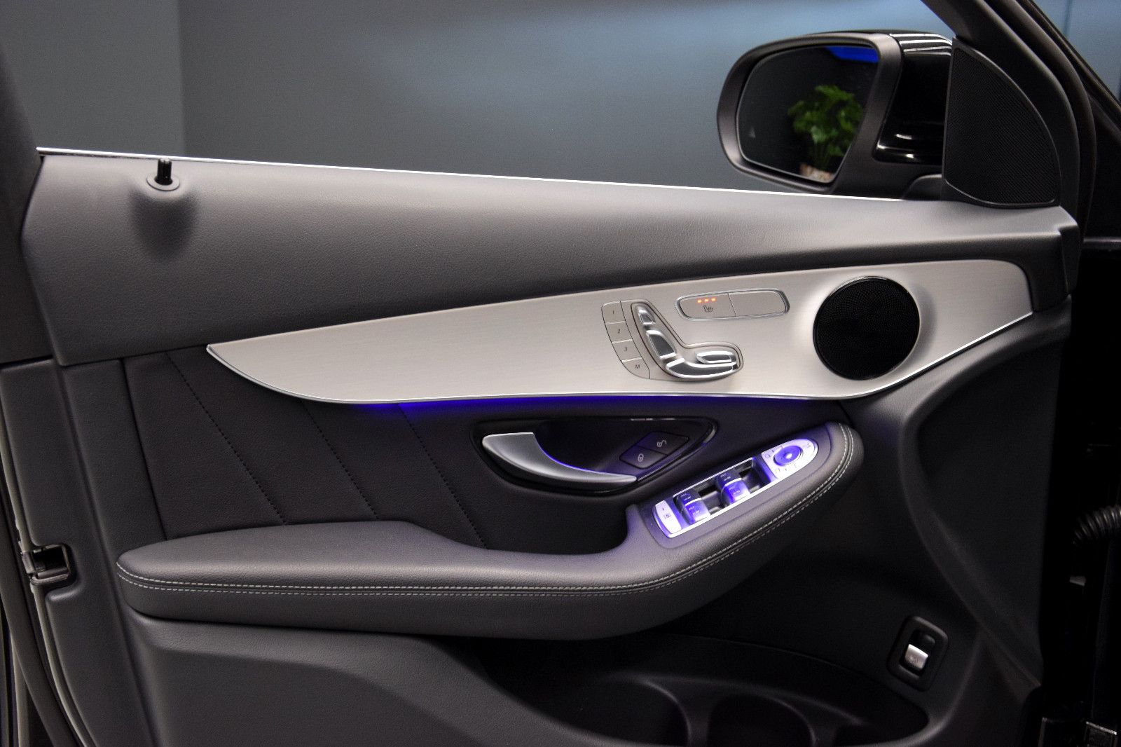 Fahrzeugabbildung Mercedes-Benz GLC 220 d 4Matic AMG Pano HuD Leder ACC Kamera