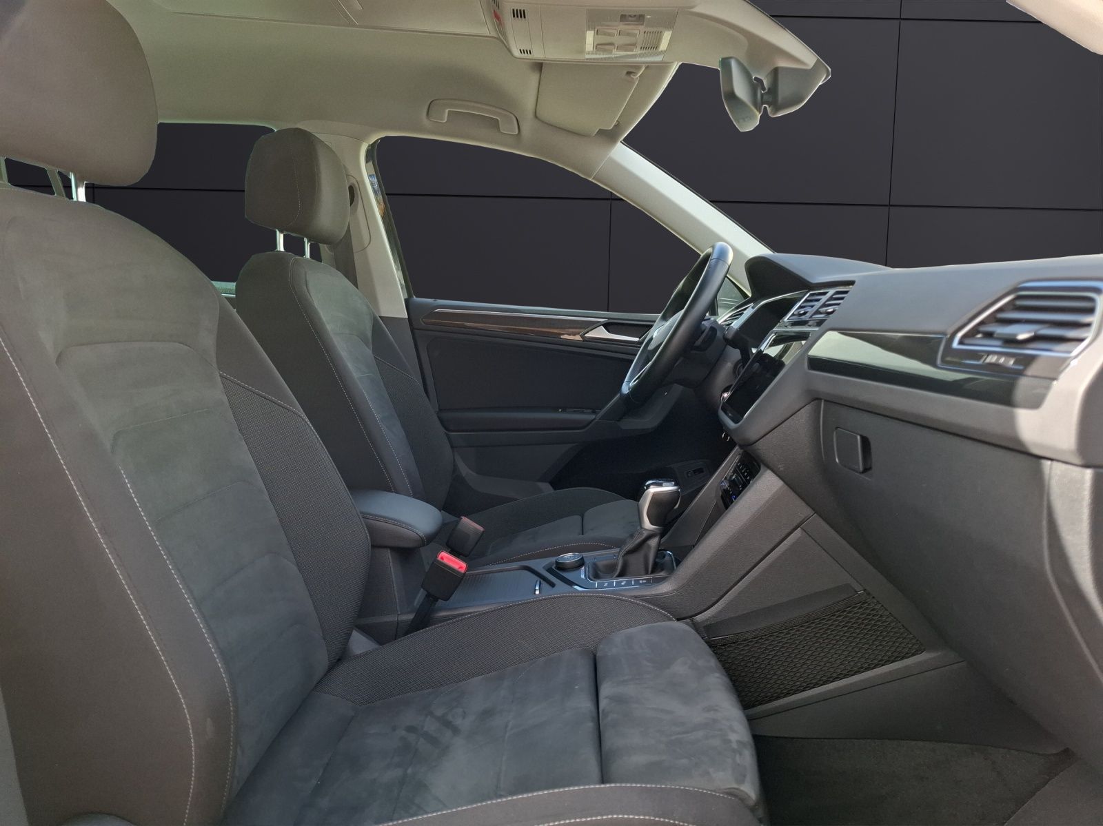 Fahrzeugabbildung Volkswagen Tiguan TDI Elegance DSG 4Mo Matrix AHK Navi AIF´