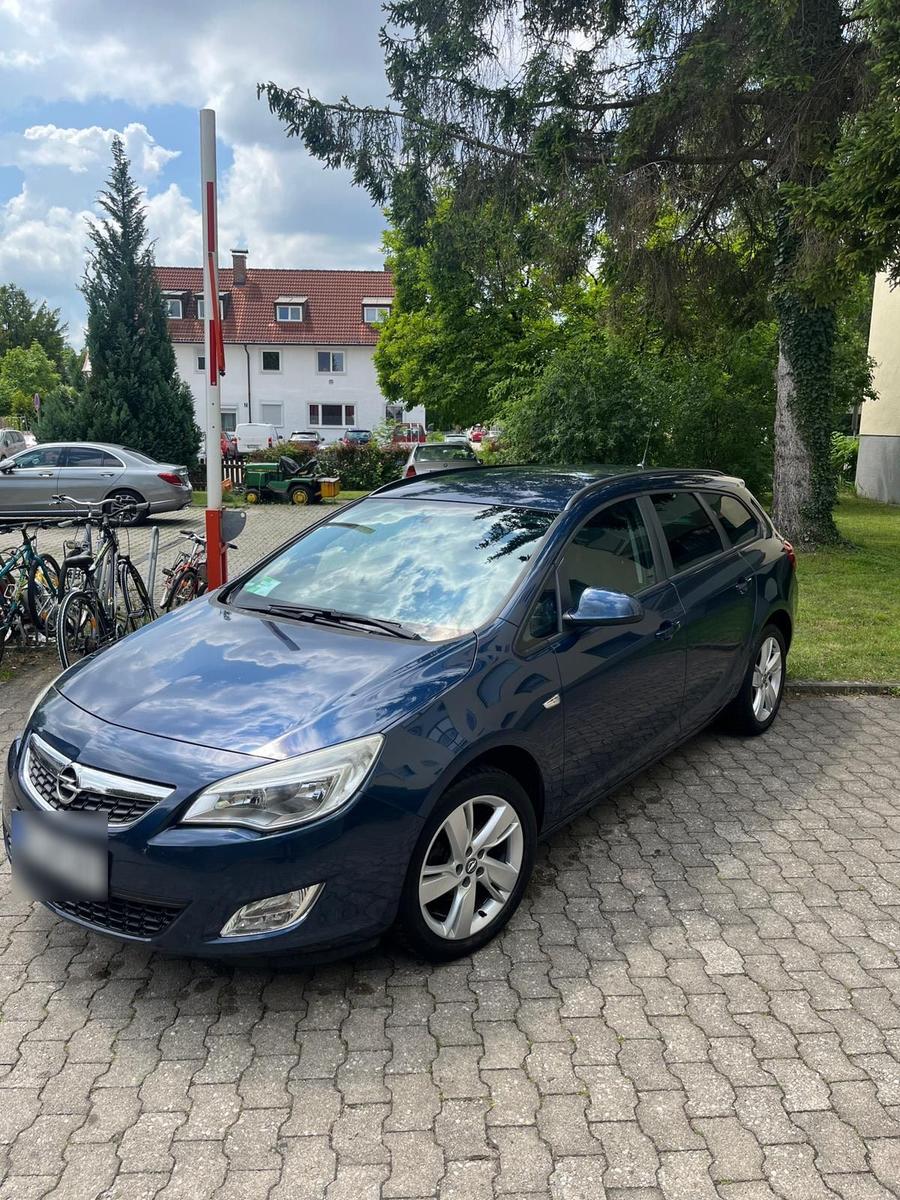 Opel Astra 2011 — photo 5