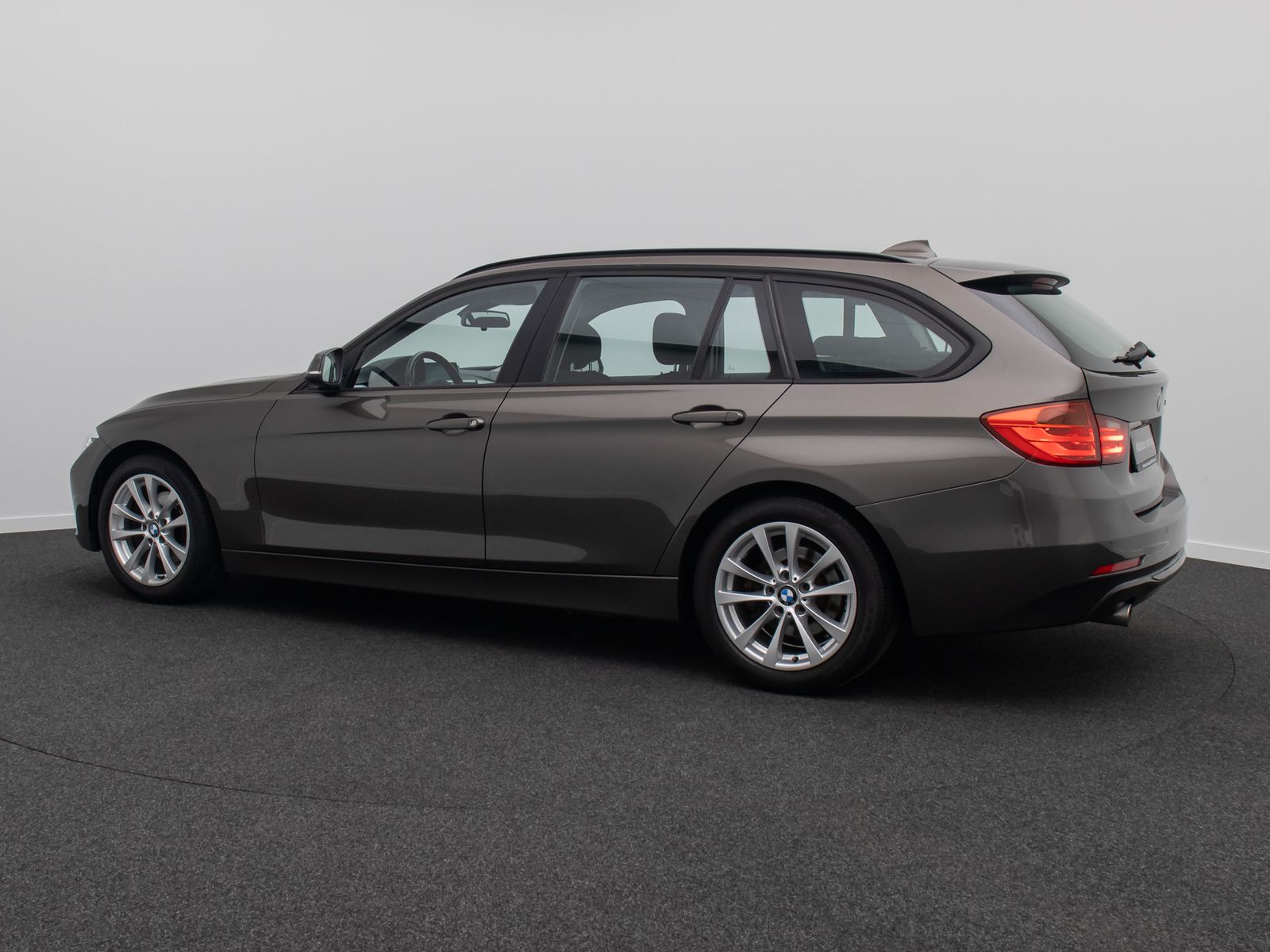 Fahrzeugabbildung BMW 320d GeschwindigReg HUD HiFi Xenon AHK Panorama