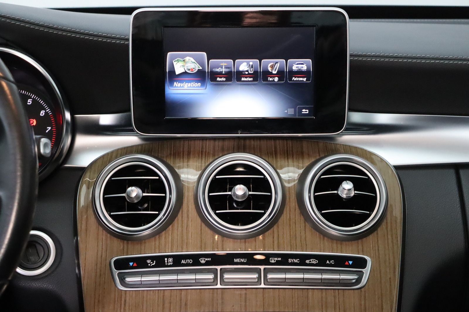 Fahrzeugabbildung Mercedes-Benz C 180 CGI Exclusive * Navi * Sitzhzg * TOP