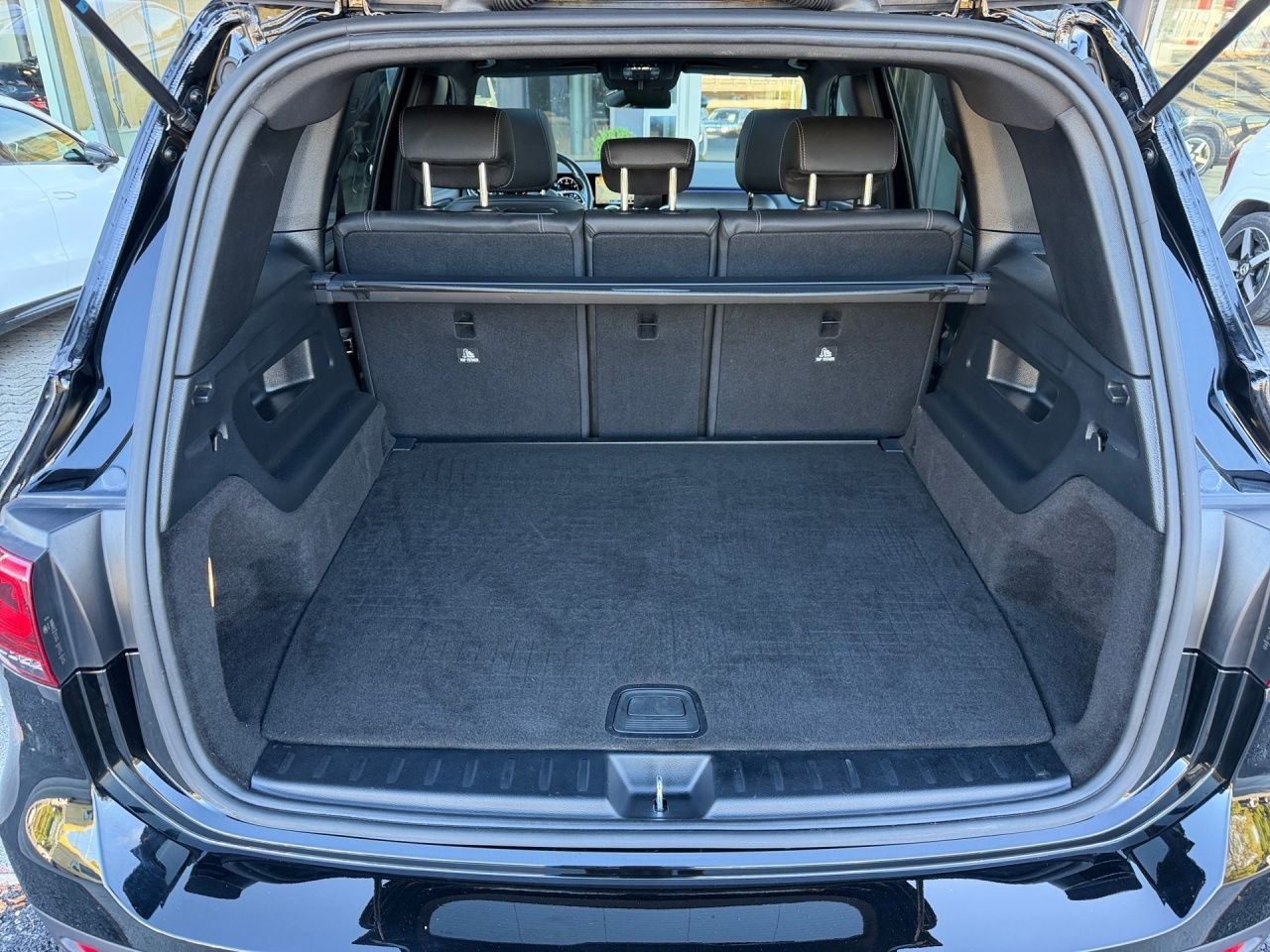 Fahrzeugabbildung Mercedes-Benz GLB 200 PANO+AHK+STNDHZ+MULTIBEAM+DISTR+LHZ+KAM+
