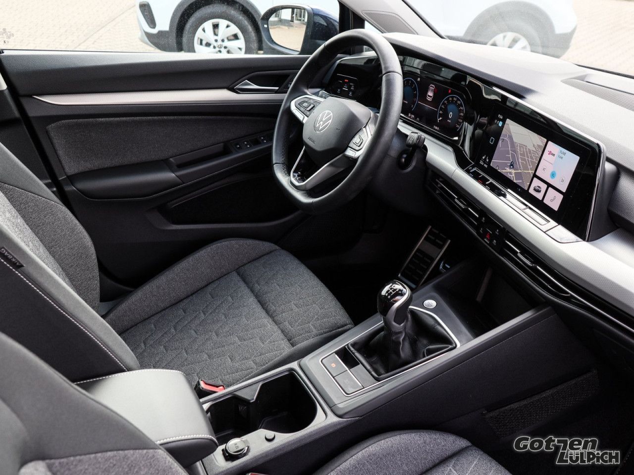 Fahrzeugabbildung Volkswagen Golf VIII Move 1.5 TSI Move Navi AHK Light LED