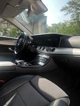Mercedes-Benz E200 - Mercedes-Benz 200 mit Benzin-Antrieb: Limousine