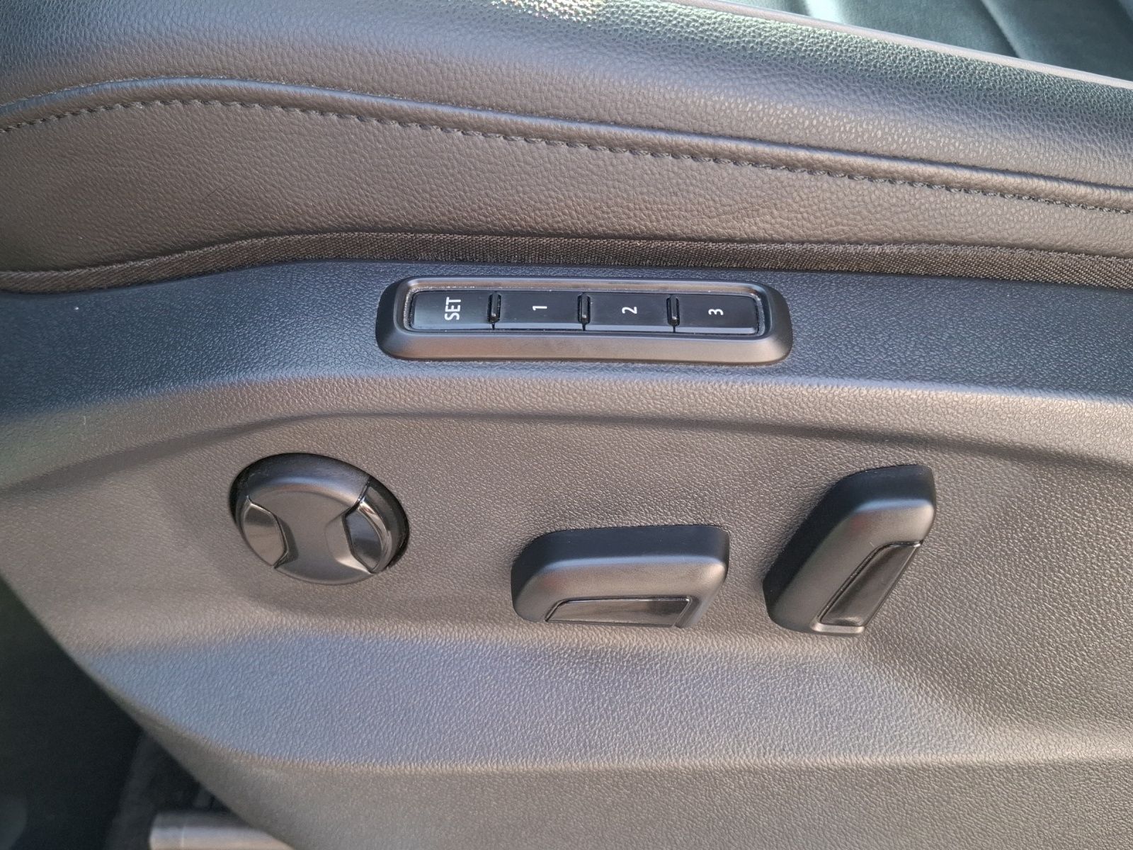 Fahrzeugabbildung Volkswagen Tiguan eHybrid Elegance DSG Matrix AHK Navi AID