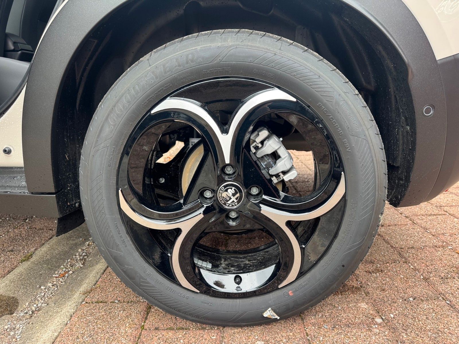 Fahrzeugabbildung Alfa Romeo Junior Ibrida Benzin Speciale 145PS Navi Kamera