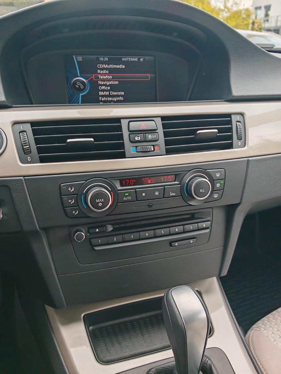 BMW 318 2011 — photo 28