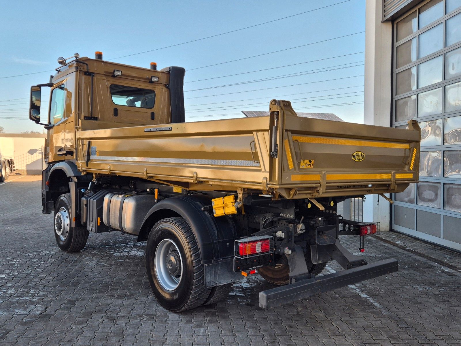 Fahrzeugabbildung Mercedes-Benz Arocs 1836 AK 4x4 Meiller AHK