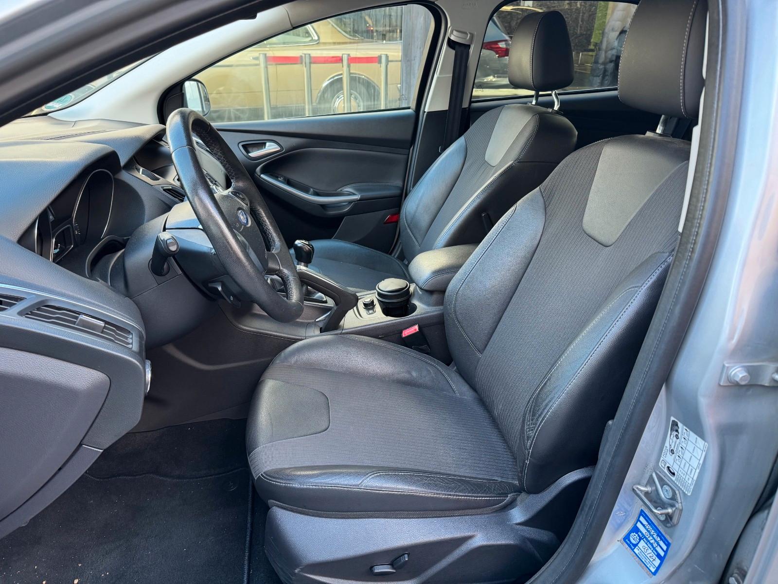 Ford Focus 2011 — photo 10