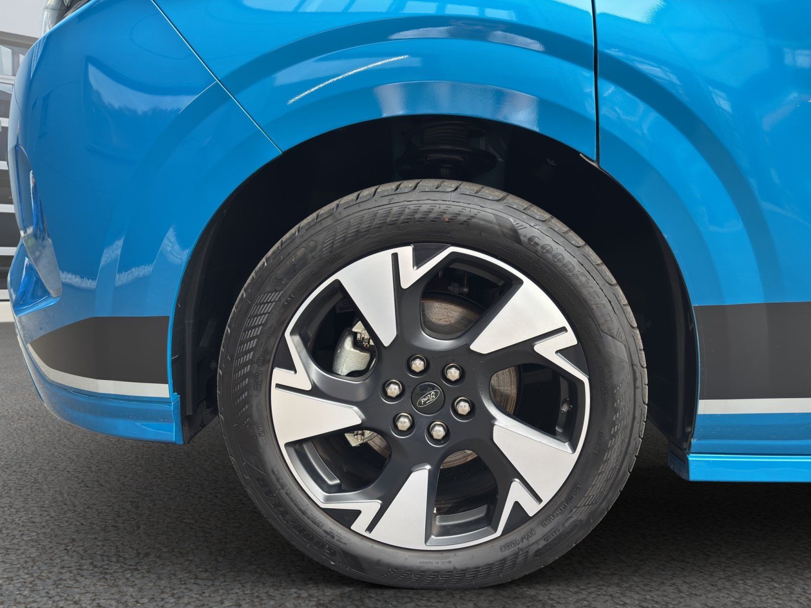 Fahrzeugabbildung Ford Tourneo Custom Elektro eMotor 340 L1 #Sport #RW