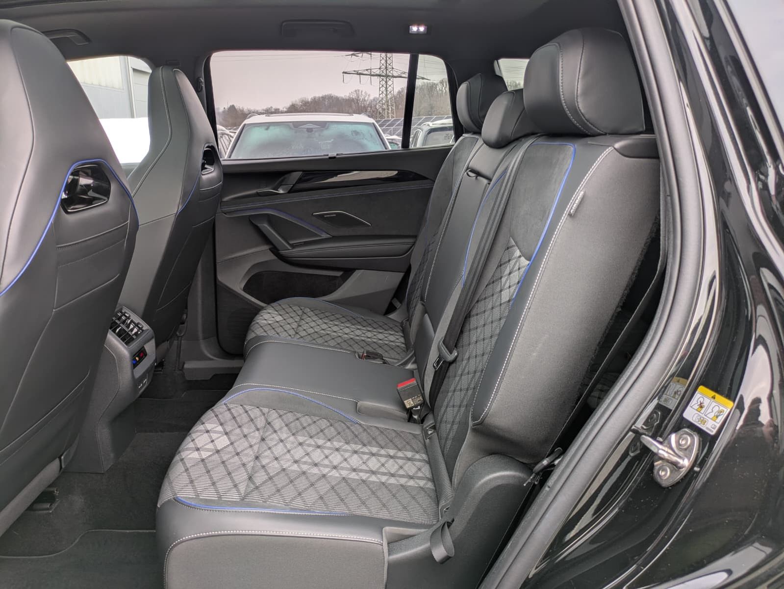 Fahrzeugabbildung Volkswagen Tayron 2.0 TDI 4M R-Line BLACK*7Si*MATRIX*PANO