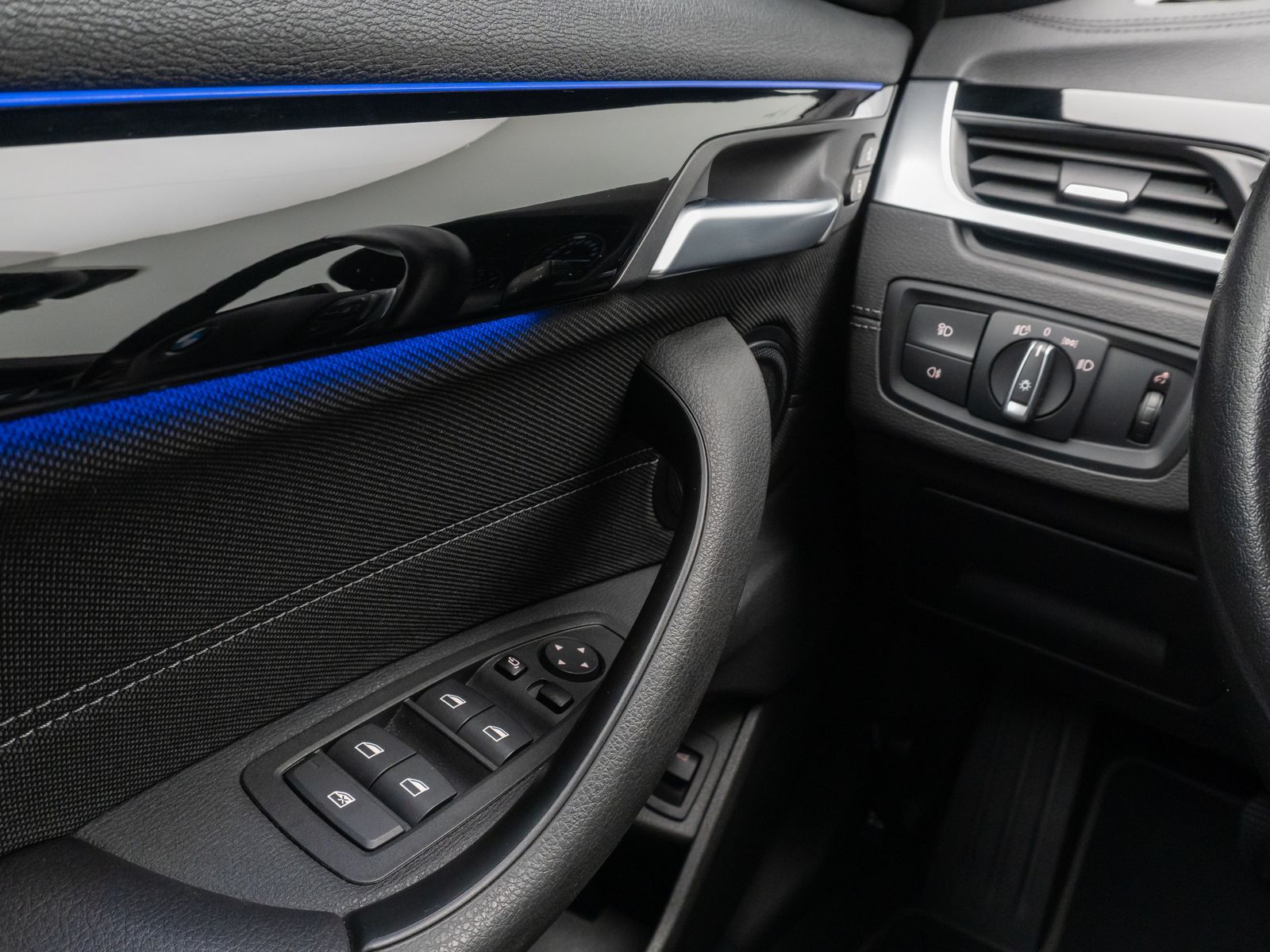 Fahrzeugabbildung BMW X2 sD18i Alarm HUD DAB Kamera HiFi Sportsitz 19"