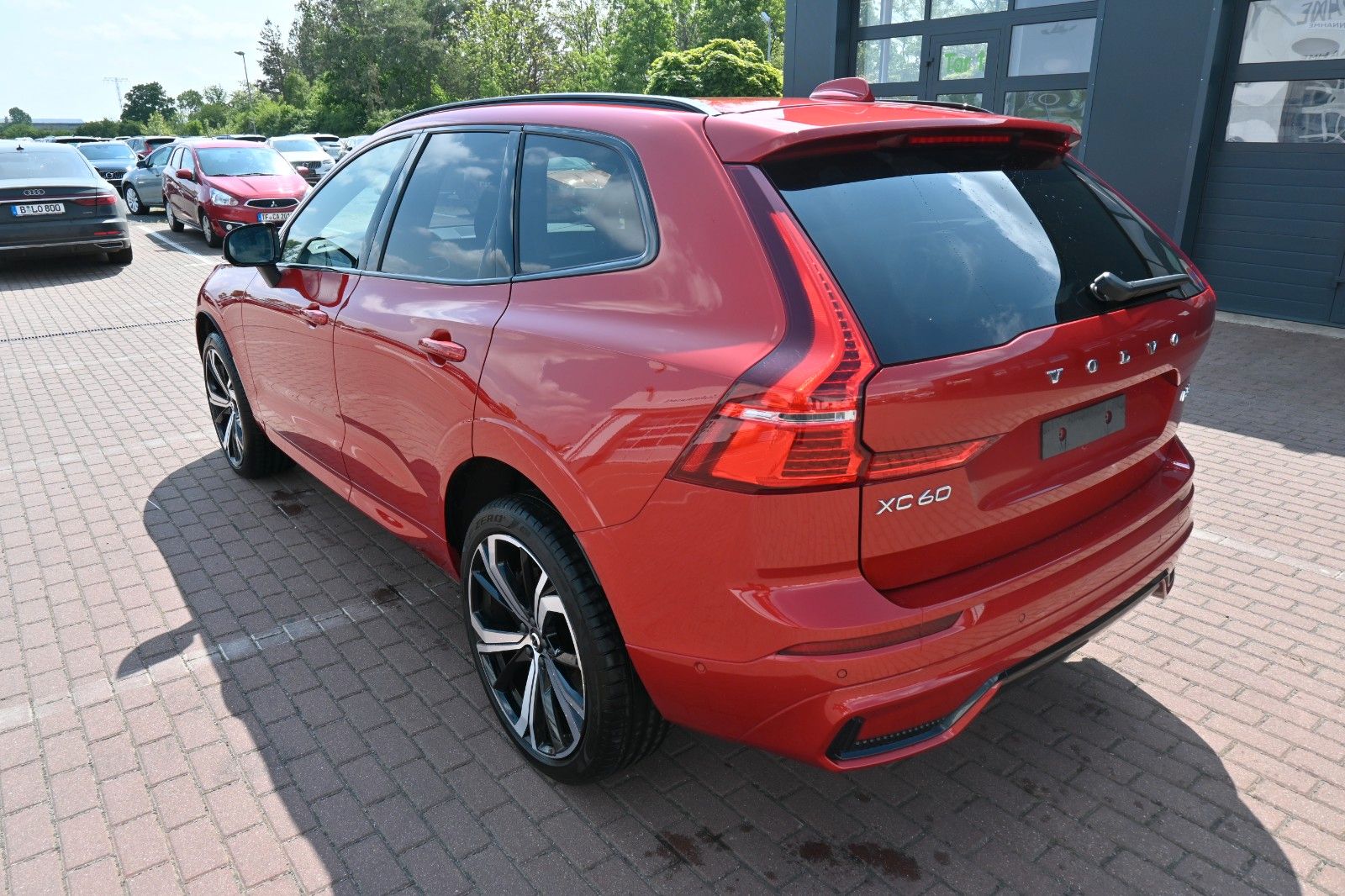 Fahrzeugabbildung Volvo XC 60 B5 AWD Benzin R-Design*360°*Luft*21 Zoll*